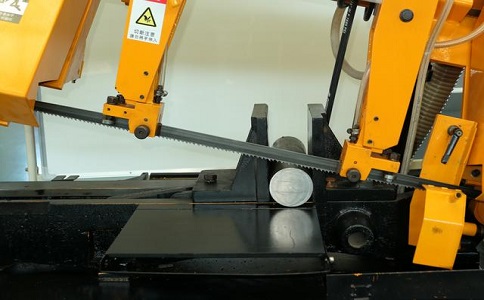 青秀数控带锯床自动送料精度会出现偏差吗？